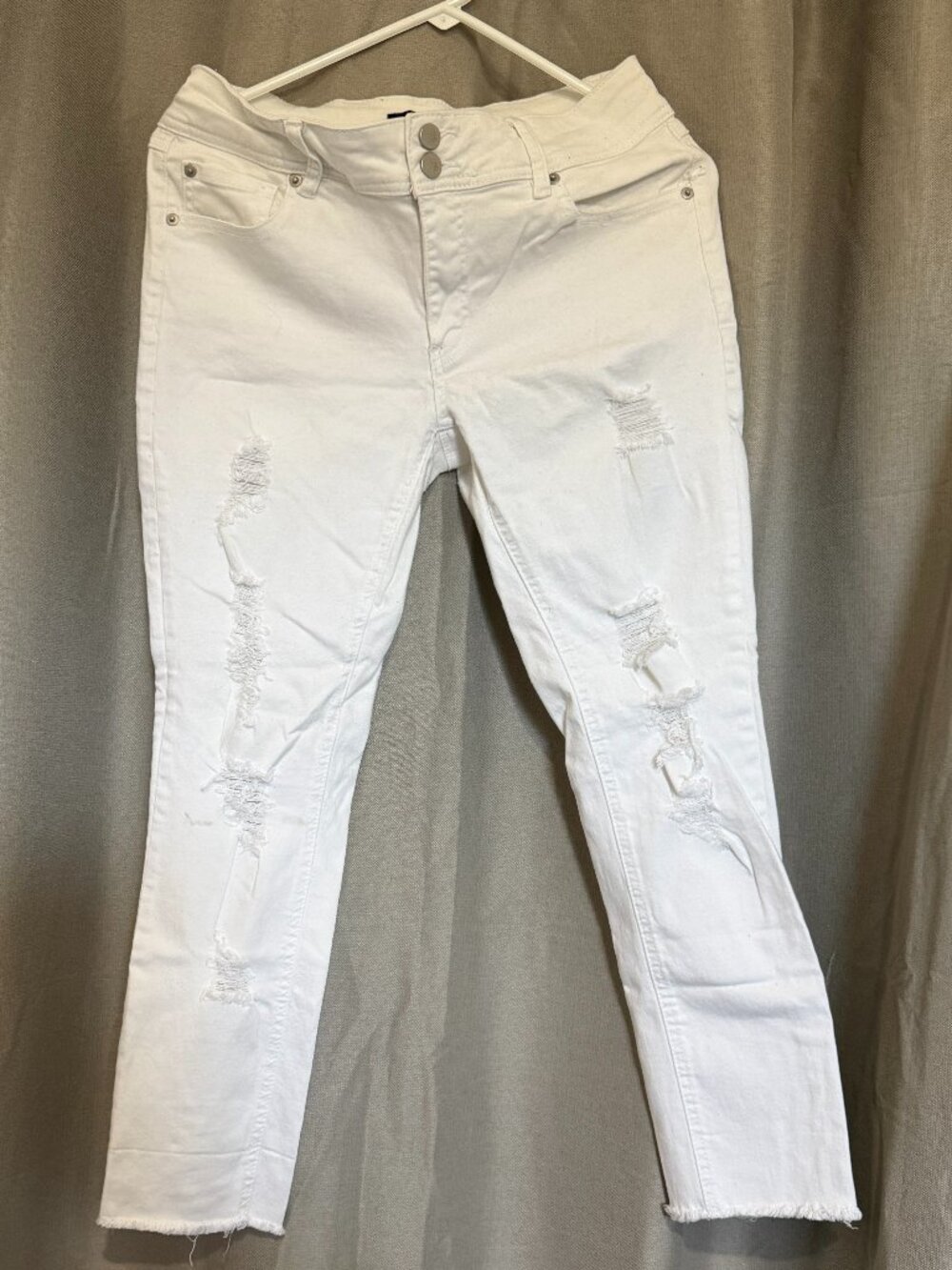Ashley Mason White Distressed Skinny Jeans Size 11